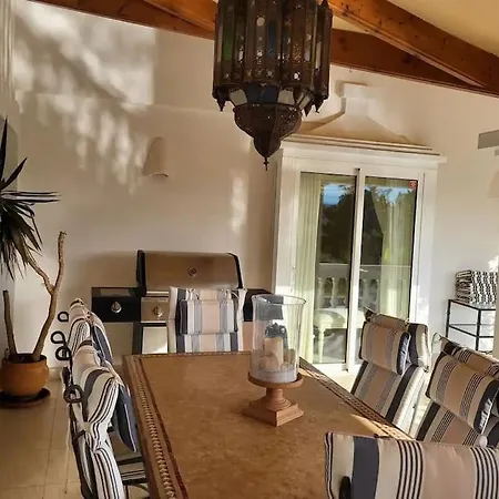 Tess Casa Mariposas, Casa Magica